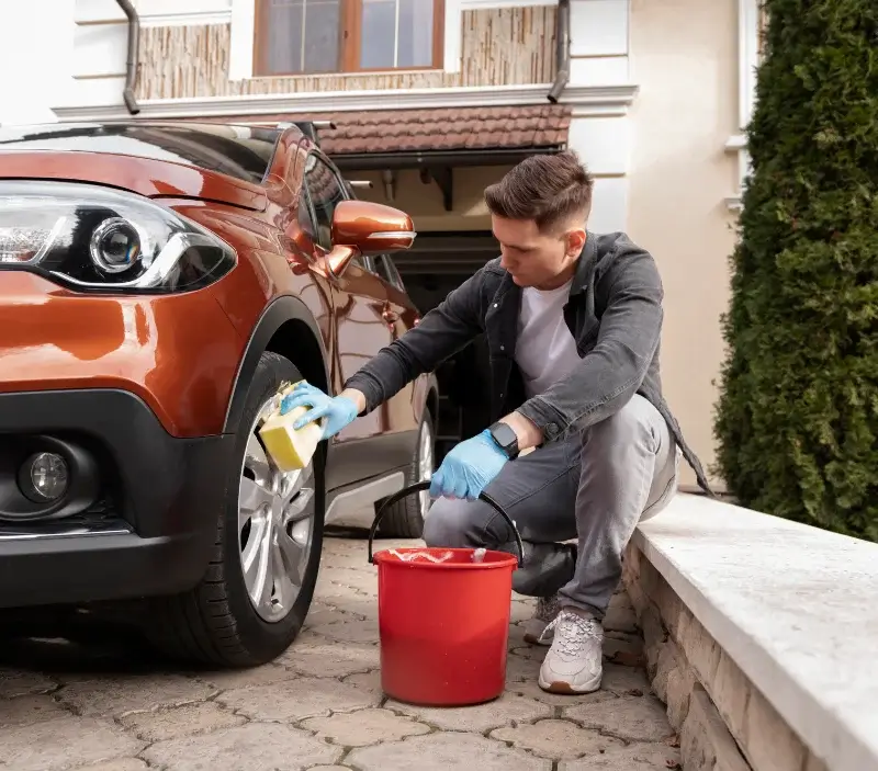 Lavage auto à domicile Le Glaizil : professionnel intervenant sur un véhicule